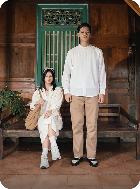 Dua model mengenakan koleksi greenlight di rumah kayu Jawa — brand fashion di Shopify