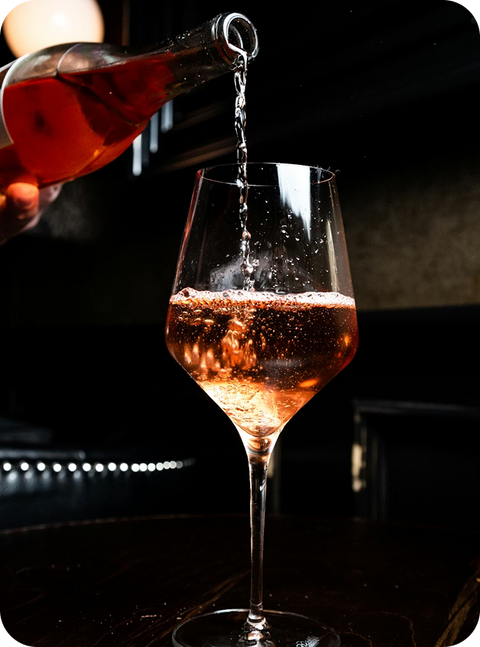 Rosé dituang ke gelas wine di meja bar — toko minuman online minuman.com di Shopify